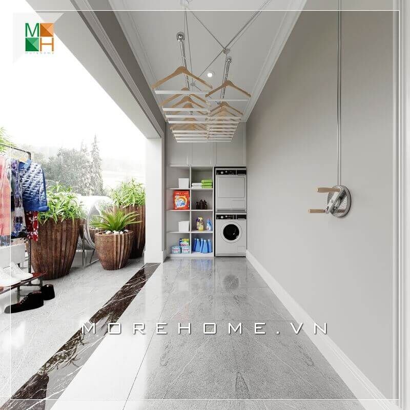 Mẫu thiết kế ban công rộng cho biệt thự nhiều người mong ước. Trần nhà thiết kế thêm dàn phơi đồ thông minh.