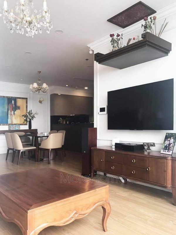 Hình ảnh của công trình thi công đồ gỗ tân cổ điển cho phòng khách chung cư Vinhomes Gardenia Mỹ Đình Hà Nội được hiển thị.